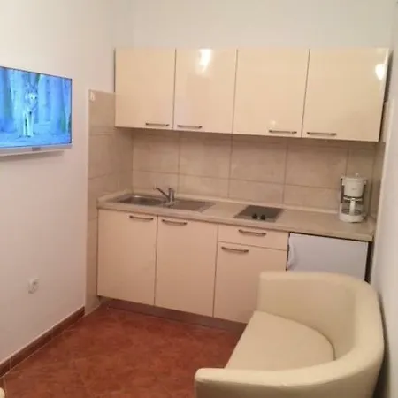 Dekovic Materada Konukevi 3*