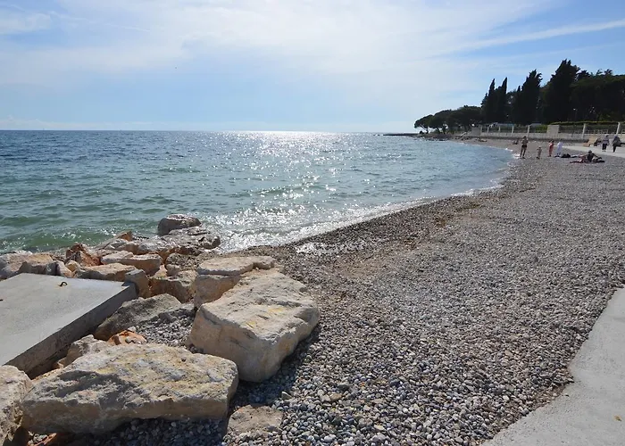 Dekovic Materada Pensión 3*